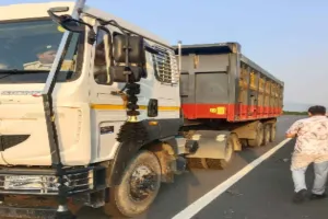 Giridih News: ओवरलोडेड वाहनों पर बड़ी कार्रवाई, जीटी रोड पर 5 ट्रक जब्त