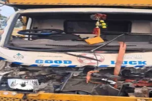 Koderma News: डीजे वाहन और पिकअप की टक्कर में तीन घायल