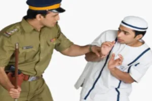 Bokaro News: आईईएल थाना के एसआई पर बेरहमी का आरोप, किताब व्यवसायी को हाजत में डंडों से पीटा