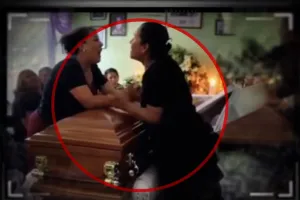 मृत प्रेमी के ताबूत के सामने भिड़ीं 2 गर्लफ्रेंड, अंतिम संस्कार के दौरान जमकर हुई धक्का-मुक्की, VIDEO वायरल