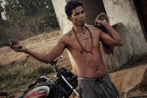 HOROR: पत्नी का सिर धड़ से अलग कर गांव में घूमता रहा शख्स, खौफनाक वारदात से कांपा गांव