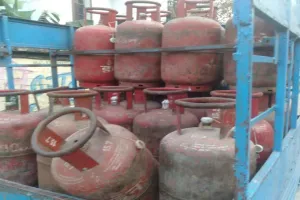 Sahebganj News: स्वस्तिक गैस एजेंसी की मनमानी! होम डिलीवरी के नाम पर वसूली, सुविधा नहीं