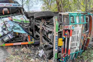 Koderma News: घाटी में भीषण टक्कर: ओवरटेक के चक्कर में पलटा कोयला लदा ट्रक, दो गंभीर