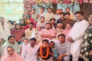 Koderma News: हज यात्रा पर रवाना हुए आजमीने हज यात्री , दुआ की महफ़िल में जुटे लोग