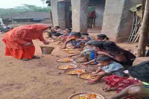 Sahebganj News: दुर्गा टोला में आनंद मार्ग प्रचारक संघ ने बांटा भोजन,  कहा: 