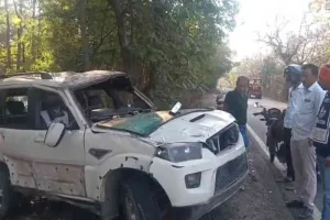 Chatra News: बारात लेकर जा रही गाड़ी पलटी, 25 वर्षीय चालक की मौके पर दर्दनाक मौत