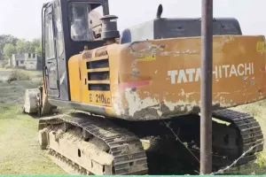 Giridih News: अवैध पत्थर खदान पर प्रशासन की बड़ी कार्रवाई, पोकलेन जब्त