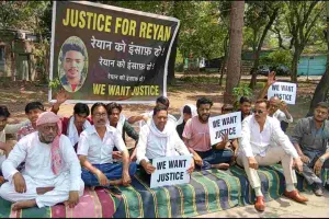 रियान मौत मामला गरमाया, न्याय की मांग को लेकर उपायुक्त कार्यालय के सामने धरना