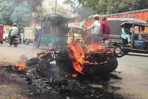 चलती बाइक में लगी आग, पल्सर NS200 जलकर राख, बाल-बाल बचे सवार