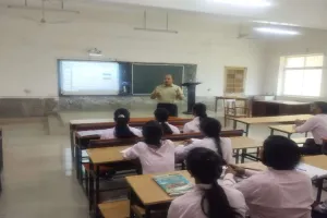 DSPMU कुलपति डॉ. राजीव मनोहर ने खुद संभाली क्लास, विद्यार्थियों को पढ़ाया सेमीकंडक्टर 