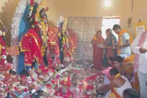 Pakur News: मोंगला बांध काली मंदिर में भव्य चैती पूजा, 100 साल पुरानी परंपरा कायम