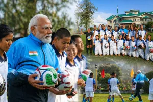 सिक्किम दौरे पर पीएम मोदी का अलग अंदाज़, गंगटोक में युवाओं संग खेला फुटबॉल, देखें वीडियो