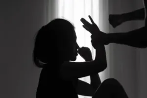 मौलवी का काला कारनामा: ताबीज से महिला को बेहोश कर किया भयानक वारदात, वीडियो से खुलासा