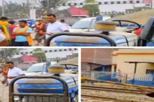 मिर्जाचौकी में बड़ा खतरा टला, ट्रैक्टर ने तोड़ा फाटक, कुछ ही देर में आने वाली थी ट्रेन