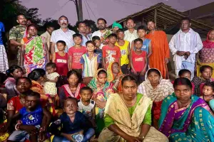 Dhanbad News: ढांगी गांव पहुंचे सिंदरी विधायक चंद्र देव महतो, ग्रामीणों की समस्याएं सुनीं