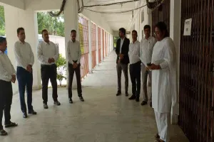 Bokaro News: न्यायालय कर्मी अरविन्द कुमार सिंह के निधन पर तेनुघाट कोर्ट में शोक सभा