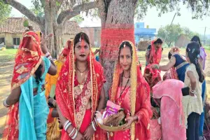 वट वृक्ष की पूजा कर महिलाओं ने मांगी अखंड सौभाग्य की कामना