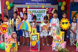 Koderma News: ग्रिजली पब्लिक स्कूल में ‘अल्फाबेट रैंपवॉक’, नन्हे बच्चों ने बिखेरा जलवा