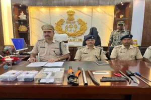 पाकुड़िया में चोरी कांड का खुलासा, हथियार और चोरी का सामान बरामद