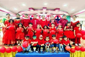 Koderma News: मॉडर्न पब्लिक स्कूल में 'लाल दिवस' की धूम; नन्हे बच्चों ने बिखेरी लाल रंग की छटा