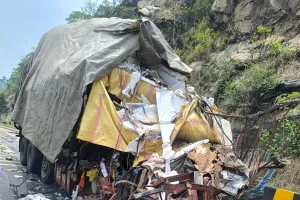 चुटूपालू घाटी में दर्दनाक हादसा, ट्रक ने ट्रेलर को मारी टक्कर; ड्राइवर की मौत