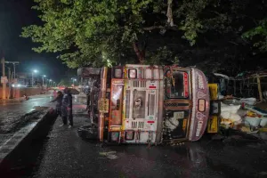 जमुआ चौक पर अनियंत्रित ट्रक पलटा, बड़ा हादसा टला