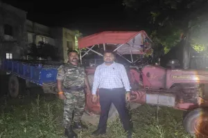 Bokaro News: अवैध खनिज परिवहन पर बड़ा एक्शन, स्टोन चिप्स से लदा ट्रैक्टर जब्त