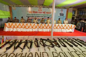 हथियारों का जखीरा लेकर 27 माओवादियों ने किया आत्मसमर्पण, पुलिस खुश