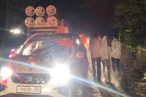 पलामू में बड़ा हादसा: झूलते 11 हजार वोल्ट तार से बस सटी, चार बाराती गंभीर रूप से झुलसे