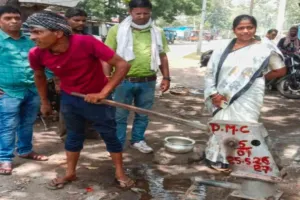 Dhanbad News: भीषण गर्मी में लोगों को राहत, वार्ड-5 में युद्ध स्तर पर सुधारे जा रहे चापाकल