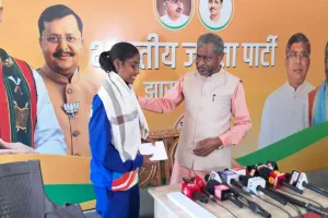 थाईलैंड में गोल्ड जीतने वाली जामताड़ा की शूटर देवासी हेंब्रम को बाबूलाल मरांडी ने किया सम्मानित