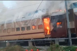 सासाराम स्टेशन पर बड़ा हादसा टला, चलने से पहले ट्रेन की बोगी धू-धू कर जली