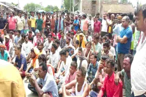 Pakur News: भीषण गर्मी में बिजली संकट से फूटा ग्रामीणों का गुस्सा, प्रशासन के खिलाफ नारेबाजी