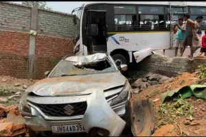 तेज रफ्तार बस ने खड़ी बोलेनो कार को रौंदा, सर्विसिंग सेंटर में घुसते ही मची अफरा-तफरी