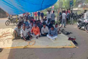 Giridih News: सरिया इंस्पेक्टर को हटाने की मांग तेज, DSP के आश्वासन पर खत्म हुआ धरना