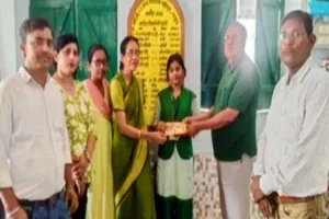 Pakur News: मैट्रिक परीक्षा में स्कूल टॉपर बनी रिया कुमारी को आलोकानंदा चैरिटेबल ट्रस्ट ने किया सम्मानित