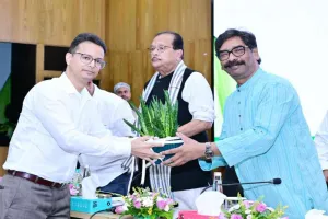 नव नियुक्त इंटर एवं स्नातक प्रशिक्षित सहायक आचार्यों को मुख्यमंत्री हेमंत सोरेन ने बांटे नियुक्ति पत्र