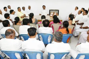 तमिलनाडु में सरकार गठन पर घमासान, पलानीस्वामी ने विधायकों को चेन्नई बुलाया