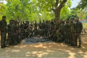 सारंडा जंगल में नक्सलियों के खिलाफ बड़ा अभियान, हथियार और विस्फोटकों का जखीरा बरामद, सुरक्षा बलों की बड़ी सफलता