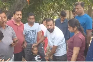 सड़क किनारे मिला दिव्यांग बच्चा, मां को खोजने में जुटी पुलिस
