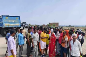 Chatra News: तेज रफ्तार ट्रक ने युवक को रौंदा, मौके पर हुई मौत, शादी की खुशियां मातम में बदलीं