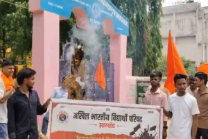 मधुपुर में ABVP का उग्र प्रदर्शन, छात्र विरोधी नीति के खिलाफ मुख्यमंत्री का पुतला दहन