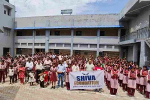 Ranchi News: शिवा फाउंडेशन ने बिरसा उच्च विद्यालय में चलाया 