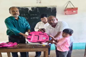 Pakur News: नियमित विद्यालय आने और बेहतर भविष्य गढ़ने के लिए बच्चों को किया गया प्रेरित