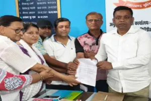Giridih News: जैन साधु-संतों की सुरक्षा को लेकर सड़कों पर उतरा समाज, एसडीपीओ को सौंपा ज्ञापन