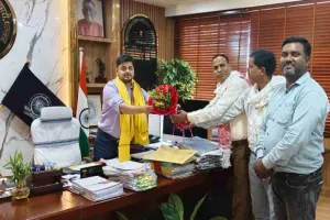 Dhanbad News: वाल्मीकि महापंचायत ने डीसी को दी बधाई, जाति प्रमाण पत्र शिविर लगाने का मिला आश्वासन