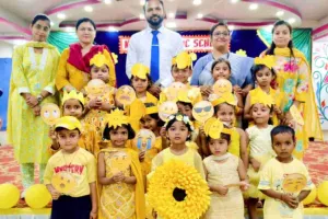Koderma News: मॉडर्न किड्स पैराडाइज़ में ‘येलो डे’ और ‘डांस पार्टी’ की धूम, नन्हे बच्चों ने बिखेरी पीले रंग की छटा