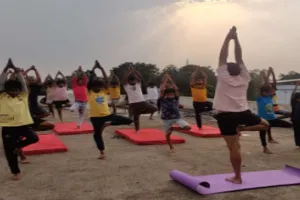 Dumka News: फिट इंडिया मूवमेंट के तहत कॉमनवेल्थ डे पर साइकिलिंग और योग कक्षा का आयोजन 