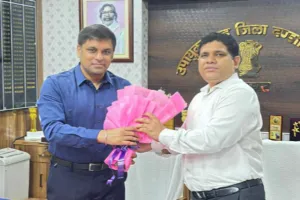 Deoghar News: सौरभ कुमार भुवानिया बने 48वें उपायुक्त, निवर्तमान डीसी शशि प्रकाश सिंह से ली जिम्मेदारी