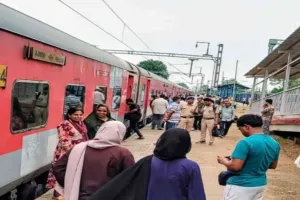 Koderma News: तेज आंधी-बारिश से रेल पटरी पर फिसलन, डेढ़ घंटे ठप रहा परिचालन